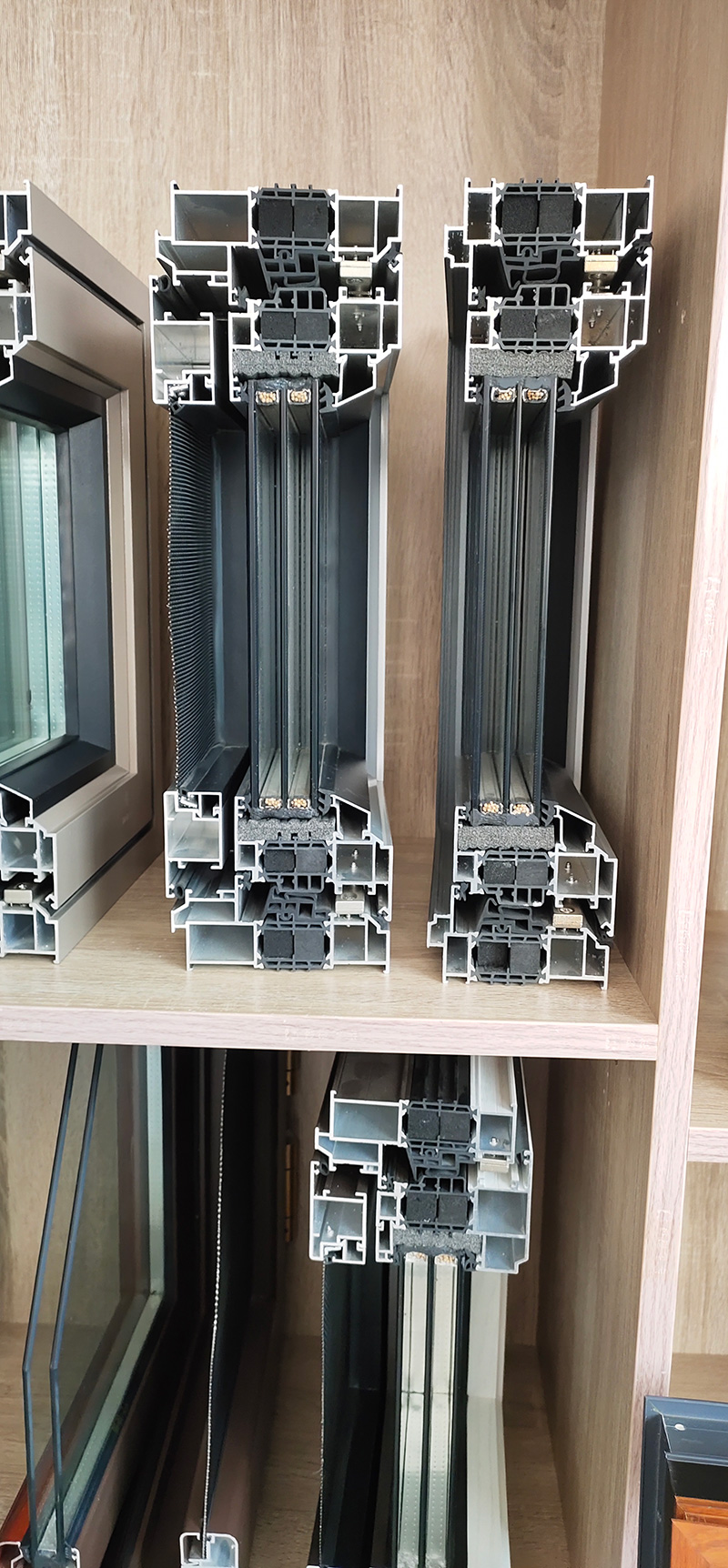 你知道全鋁系統(tǒng)門窗壓線到底是內裝還是外裝